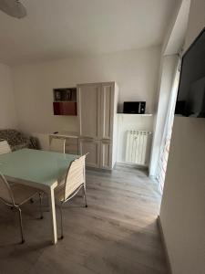 Una pequeña sala de estar con una mesa y sillas. en Santa Rita, en Turín 2 fotos más