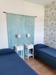 1 dormitorio con 2 camas y 2 lámparas en las mesas en Rynge teaters boningshus en Ystad