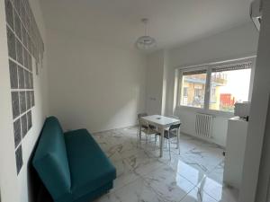 a living room with a green couch and a table at Al Porto Di Roma B&B in Lido di Ostia