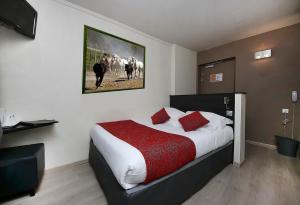 1 dormitorio con 1 cama y una pintura en la pared en Le Cheval Blanc, en Arles