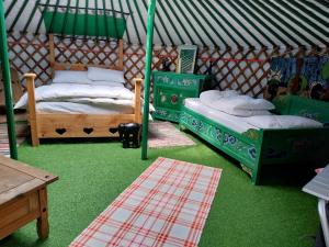 Postel nebo postele na pokoji v ubytování Glan Mydyr Woodland Yurts