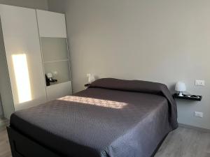 Un dormitorio con una cama y un espejo grande. en Santa Rita, en Turín