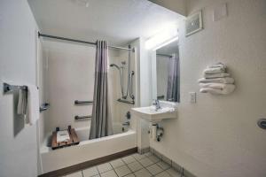 Kupaonica u objektu Loyalty Inn Tallahassee