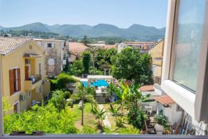 Fotios Roof apartment في أكارافي: منظر من نافذة لمدينة