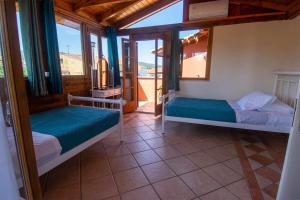 Fotios Roof apartment في أكارافي: سريرين في غرفة بها نافذة +25 صورة