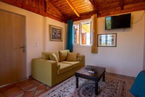 Fotios Roof apartment في أكارافي: غرفة معيشة بها أريكة وطاولة