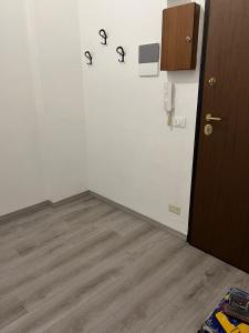 Habitación con pared blanca y suelo de madera. en Santa Rita, en Turín