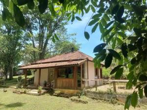 uma pequena casa no meio de um campo em Chalés SFX em São Francisco Xavier