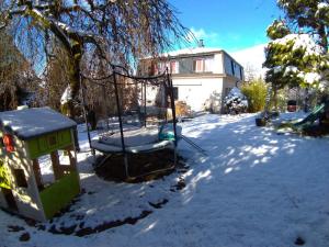 un columpio en la nieve frente a una casa en Chemin des Vignerons, en Metz