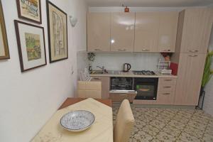 eine kleine Küche mit einem Tisch und einer Arbeitsplatte in der Unterkunft Veronika in Drvenik Veli