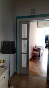un soggiorno con porta che conduce a un soggiorno di Casa La Rondine. Un panorama sospeso sulla natura a Carro