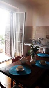 stół jadalny z niebieskimi talerzami i miskami w obiekcie Casa La Rondine. Un panorama sospeso sulla natura w mieście Carro