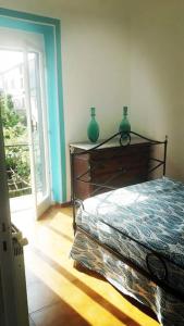 una camera da letto con un letto con due vasi verdi sopra di Casa La Rondine. Un panorama sospeso sulla natura a Carro