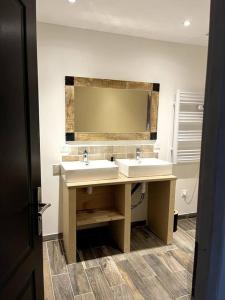 a bathroom with two sinks and a large mirror at Un doux refuge in Soldeu lʼHospitalet