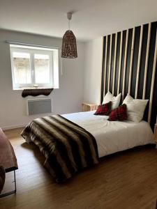 a bedroom with a large white bed with red pillows at Un doux refuge in Soldeu lʼHospitalet