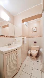 a bathroom with a toilet and a sink at Habitación con baño compartido Miraflores Larcomar in Lima