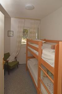 韋利基德凡尼克的住宿－Veronika，一间卧室设有两张双层床和一扇窗户。