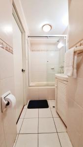 a small bathroom with a shower and a tub at Habitación con baño compartido Miraflores Larcomar in Lima