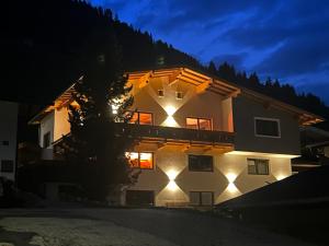 ein Gebäude mit Lichtern an der Seite in der Nacht in der Unterkunft Ferienwohnung Tux in Tux