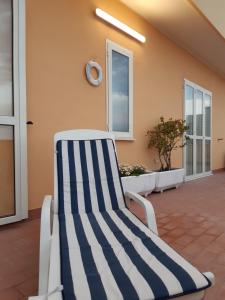 蒙特西爾瓦諾的住宿－La Terrazza sul Mare，天井上的蓝白条纹椅子