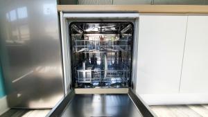 un lavavajillas con platos en su interior en la cocina en Appartement confortable - Gare, en Épinal