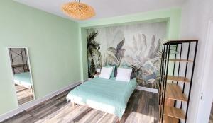 Una habitación con una cama y una pared con un mural. en Appartement confortable - Gare, en Épinal