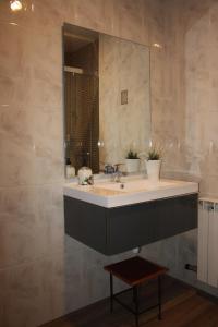 a bathroom with a sink and a mirror at Apartamento Turístico Cigüeña de Alfaro in Alfaro +32 photos