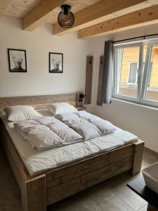 מיטה או מיטות בחדר ב-Schwalmhütte