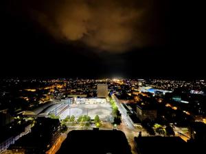 a view of a city at night with a skating rink at Le Cassiopée - Vue incroyable surplombant Rennes in Rennes