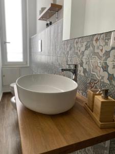 uma casa de banho com uma grande banheira branca numa mesa de madeira em Casa Signoria em Nápoles