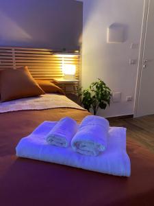 duas toalhas sentadas em cima de uma cama em Casa Signoria em Nápoles