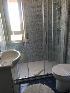 een badkamer met een douche, een toilet en een wastafel bij Stella Marina in Terme Vigliatore