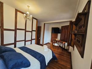 - une chambre avec un lit et un bureau dans l'établissement Maktub Montt - Hostal Boutique, à Santiago