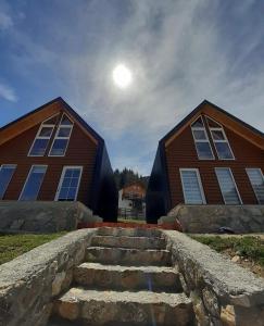 ein Haus mit einer Steintreppe davor in der Unterkunft Villa in Rugove, Kosovo in Lekaj