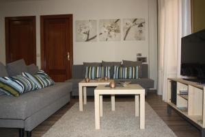 sala de estar con sofá y mesa en Apartamento Turístico Cigüeña de Alfaro, en Alfaro