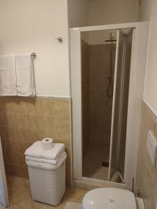 W łazience znajduje się prysznic, toaleta i umywalka. w obiekcie Villa Giuseppe w mieście Roseto degli Abruzzi