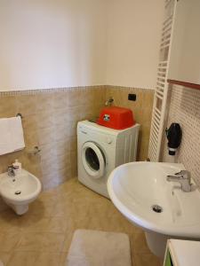 W łazience znajduje się pralka i umywalka. w obiekcie Villa Giuseppe w mieście Roseto degli Abruzzi
