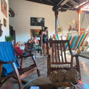 - un salon avec des hamacs pour un groupe de personnes dans l'établissement Hostal Don Gato, à Granada