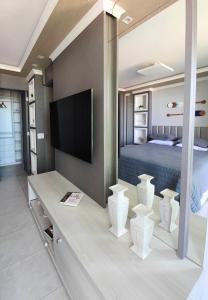 a bedroom with a bed and a large mirror at Apto Vista Mar alto padrão Paraíso das Dunas in Aquiraz +44 photos