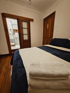 ein Schlafzimmer mit einem großen Bett und einem Fenster in der Unterkunft Maktub Montt - Hostal Boutique in Santiago