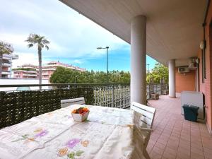 una mesa con un plato de flores en el balcón en La casa di Marcella en Pescara