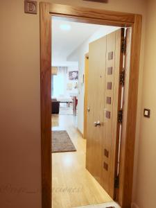 um corredor com uma porta aberta para uma sala de estar em JoaquinLoriga18 By Vigovacaciones em Vigo