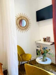 a room with a table and two chairs and a mirror at Sunrise - Gare & centre ville in Rennes