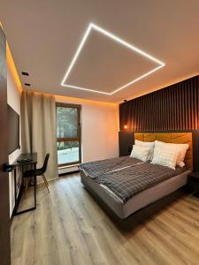 1 dormitorio con cama y escritorio. en Apartament Family w Czeladzi, FV, 8km do Katowic, en Czeladź