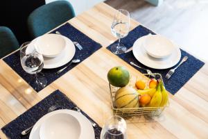 - une table en bois avec une corbeille de fruits dans l'établissement Duplex T3 moderne et lumineux Angers, à Angers 25 autres photos