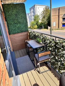 d'un balcon avec une table et un banc. dans l'établissement 1Bed Apt- Crawley Town Centre - Free Parking, à Crawley