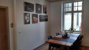 een eetkamer met een houten tafel en een raam bij Veroli in Brugge