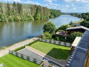 - une vue aérienne sur une rivière avec une maison dans l'établissement La Villa Wellness, à Hastière-par-delà