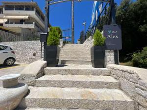 un conjunto de escaleras con un cartel que lee Villa Alex en Alex Apartment Suites en Virós