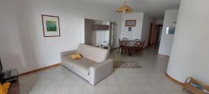 un soggiorno con divano e tavolo di Residenza sabbia dorata ad Alcamo